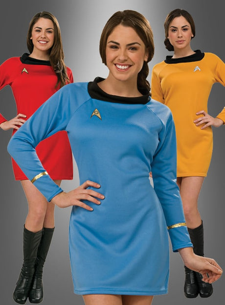 Drei Frauen, die das Kleid „STAR TREK Classic“ in Blau sowie ähnliche Star-Trek-Uniformen in Rot und Gelb tragen, posieren in kurzen Kleidern mit schwarzen Stiefeln und Starfleet-Abzeichen und lächeln vor einem grauen Hintergrund.