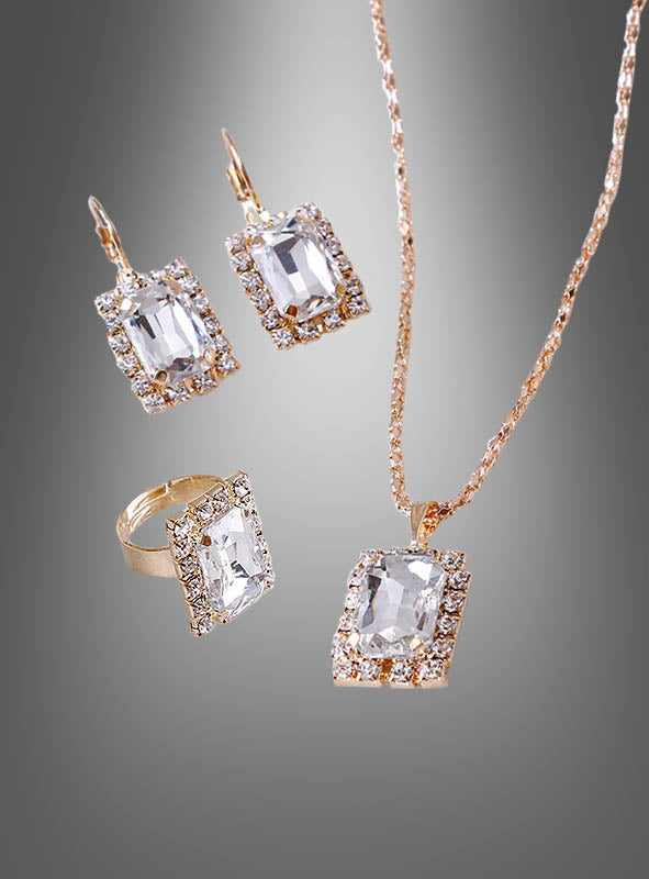 Edles Schmuckset mit Edelsteinen und Strass: Dieses elegante Set besteht aus einer Halskette mit rechteckigem Anhänger, passenden Ohrringen und einem Ring, jeweils mit einem großen, klaren Edelstein, umgeben von funkelnden Strasssteinen auf grauem Hintergrund – perfekt für jeden Anlass.