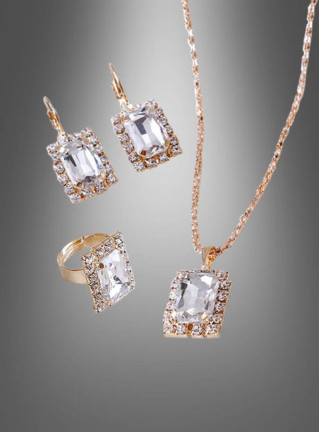 Edles Schmuckset mit Edelsteinen und Strass: Dieses elegante Set besteht aus einer Halskette mit rechteckigem Anhänger, passenden Ohrringen und einem Ring, jeweils mit einem großen, klaren Edelstein, umgeben von funkelnden Strasssteinen auf grauem Hintergrund – perfekt für jeden Anlass.