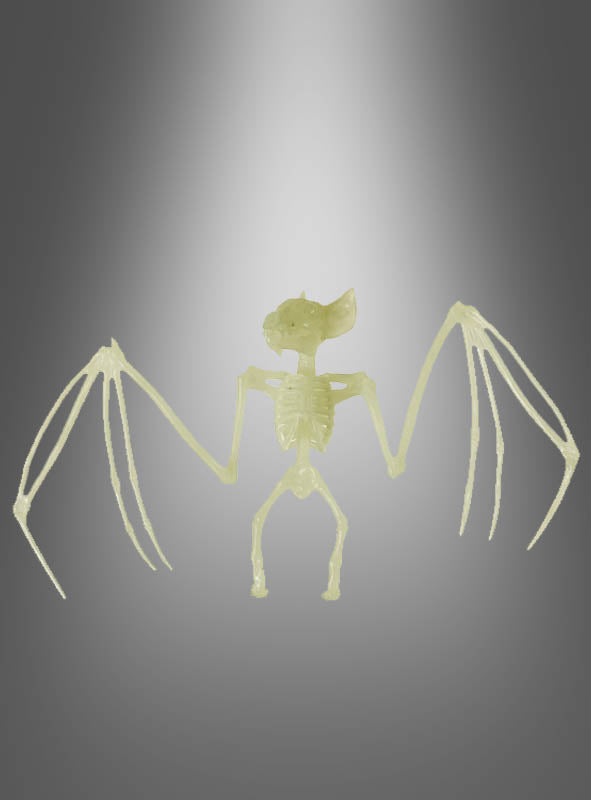 Die im Dunkeln leuchtende Plastikfledermaus „Skeletttiere Halloween nachtleuchtend“ ist vor einem dunklen Hintergrund mit Farbverlauf abgebildet. Dieses im Dunkeln leuchtende Tier-Skelett verleiht Ihrer Halloween-Dekoration eine gruselige Atmosphäre.