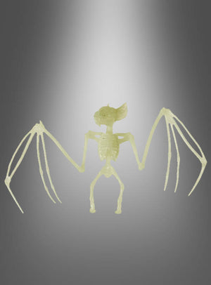 Die im Dunkeln leuchtende Plastikfledermaus „Skeletttiere Halloween nachtleuchtend“ ist vor einem dunklen Hintergrund mit Farbverlauf abgebildet. Dieses im Dunkeln leuchtende Tier-Skelett verleiht Ihrer Halloween-Dekoration eine gruselige Atmosphäre.