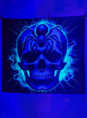 Eine leuchtend blaue Illustration eines menschlichen Schädels mit einer großen Spinne darauf, vor einem dunklen Hintergrund mit strahlenden Linien und rauchigen Mustern, macht das waschbare UV-Totenkopf-mit-Spinne-Hintergrundbild (185 x 200 cm) zur perfekten Wahl für faszinierende Schwarzlicht-Dekoration. Dieses auffällige Halloween-Wandbild verleiht jeder gruseligen Kulisse eine unheimliche und fesselnde Note und ist zudem praktischerweise waschbar, sodass es immer wieder verwendet werden kann.