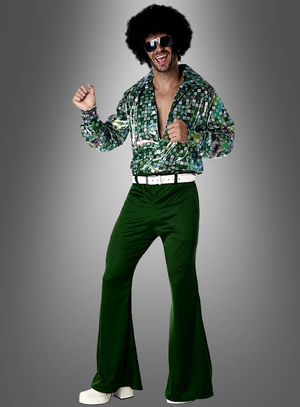 Ein Mann präsentiert die 70er-Jahre-Kleidung „Disco Tino“ – ein grünes Disco-Outfit bestehend aus Schlaghosen, einem gemusterten Hemd, einem weißen Gürtel, einer Sonnenbrille und einer Afro-Perücke – und posiert dabei vor einem grauen Hintergrund; es ist eine kultige Wahl für alle, die auf der Suche nach authentischer Retro-Herrenmode aus den 70ern oder einem Disco-Kostüm für Herren sind.