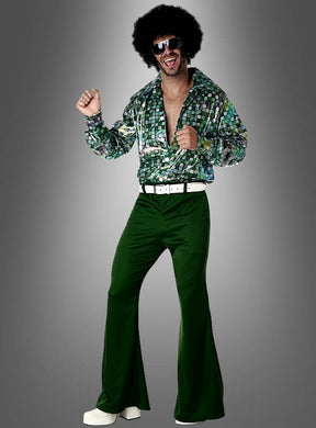 Ein Mann präsentiert die 70er-Jahre-Kleidung „Disco Tino“ – ein grünes Disco-Outfit bestehend aus Schlaghosen, einem gemusterten Hemd, einem weißen Gürtel, einer Sonnenbrille und einer Afro-Perücke – und posiert dabei vor einem grauen Hintergrund; es ist eine kultige Wahl für alle, die auf der Suche nach authentischer Retro-Herrenmode aus den 70ern oder einem Disco-Kostüm für Herren sind.