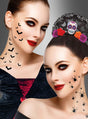 Zwei Frauen mit Halloween-Make-up – die eine mit Fledermäusen am Hals, die andere mit Spinnen im Gesicht und einem mit Blumen verzierten Totenkopf-Kopfschmuck – runden ihren Look mit den Tattoos „Spinne“ oder „Fledermaus“ (je 32 Stück) ab. Diese realistischen Hautaufkleber sorgen für einen auffälligen Tattoo-Effekt und einen unvergesslichen Auftritt.