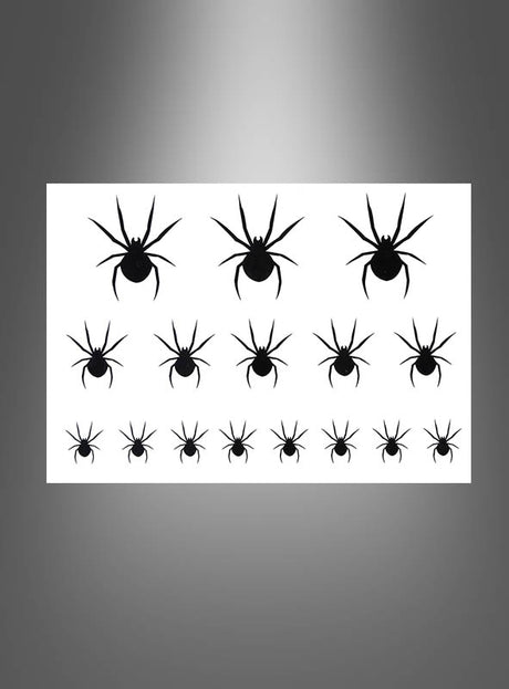 Ein weißes Rechteck zeigt drei Reihen mit schwarzen Spinnensilhouetten – wobei in jeder Reihe die Spinnen von links nach rechts in absteigender Größe angeordnet sind –, vor einem grauen Hintergrund mit Farbverlauf. Damit eignet es sich perfekt für Haut-Tattoos oder Tattoo-Abziehbilder mit dem Motiv „Tattoos Spinne oder Fledermaus, je 32 Stück“.