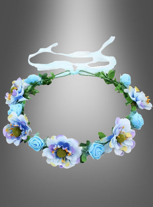 Der „Hippie- oder Elfen-Blumen-Haarkranz“ besteht aus blauen und weißen Kunstblumen, grünen Blättern und einem weißen Band, die wunderschön auf einem grau abgestuften Hintergrund angeordnet sind – damit ist er ideal für dein nächstes Hippie-Kostüm oder dein Elfen-Cosplay-Outfit.