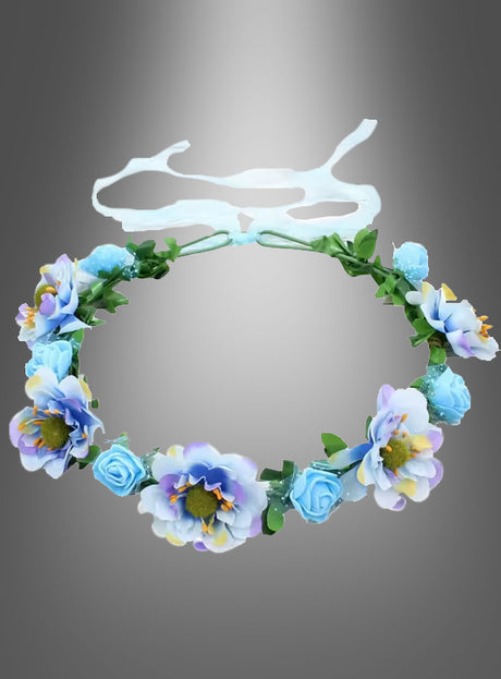 Der „Hippie- oder Elfen-Blumen-Haarkranz“ besteht aus blauen und weißen Kunstblumen, grünen Blättern und einem weißen Band, die wunderschön auf einem grau abgestuften Hintergrund angeordnet sind – damit ist er ideal für dein nächstes Hippie-Kostüm oder dein Elfen-Cosplay-Outfit.
