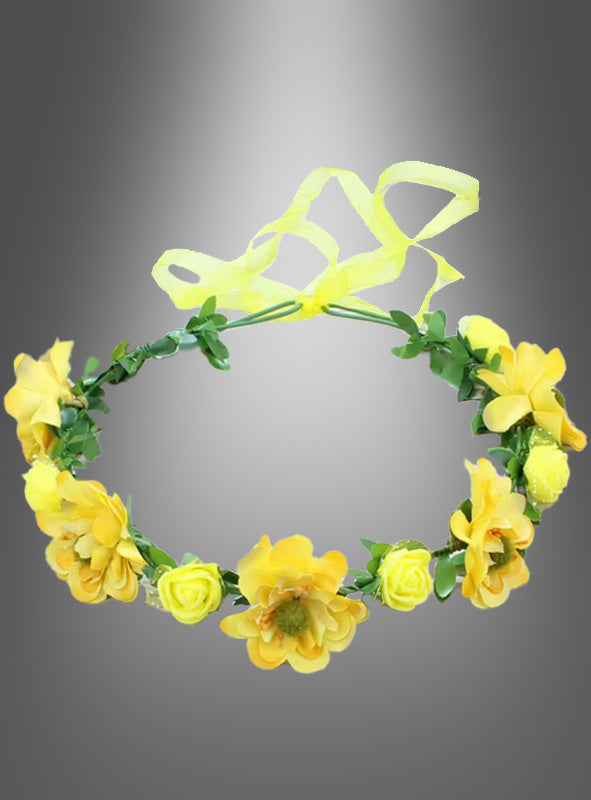 Hippie- oder Elfen-Blumenkranz in Gelb mit grünen Blättern und einem gelben Band, präsentiert vor einem grauen Farbverlauf – ideal als Hippie-Blumenkranz oder um deinem Elfen-Cosplay bzw. Hippie-Kostüm einen märchenhaften Akzent zu verleihen.