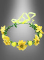 Hippie- oder Elfen-Blumenkranz in Gelb mit grünen Blättern und einem gelben Band, präsentiert vor einem grauen Farbverlauf – ideal als Hippie-Blumenkranz oder um deinem Elfen-Cosplay bzw. Hippie-Kostüm einen märchenhaften Akzent zu verleihen.