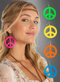 Eine Frau trägt einen rosa „Hippie Ohrringe Peace“-Ohrring in Form eines Peace-Zeichens, daneben sind auf einem grauen Farbverlaufshintergrund grüne, gelbe, orangefarbene und blaue „Hippie Ohrringe Peace“-Ohrringe zu sehen – perfekt, um dein Hippie-Kostüm zu vervollständigen.