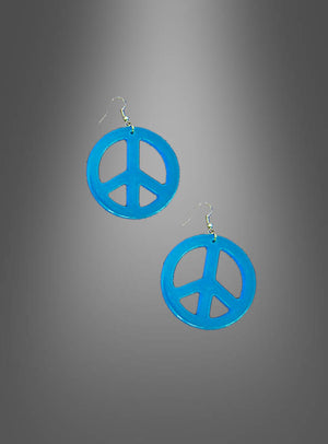Ein Paar „Hippie-Ohrringe Peace“ in Blau mit Haken, ideal als i-Tüpfelchen für dein Hippie-Kostüm, abgebildet vor einem grauen Hintergrund mit Farbverlauf.