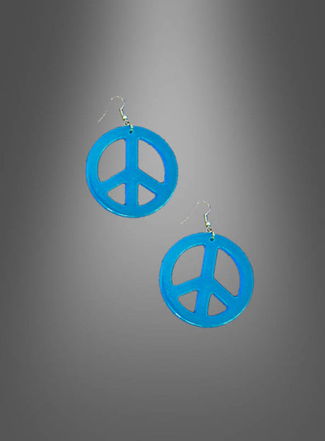 Ein Paar „Hippie-Ohrringe Peace“ in Blau mit Haken, ideal als i-Tüpfelchen für dein Hippie-Kostüm, abgebildet vor einem grauen Hintergrund mit Farbverlauf.