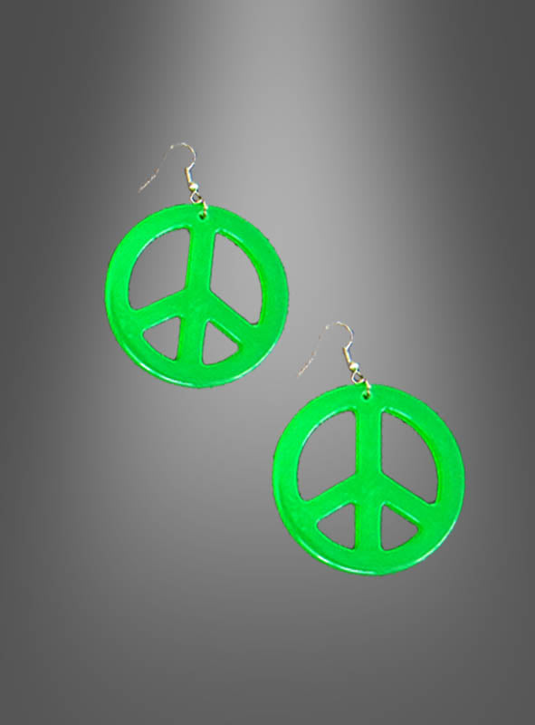 Ein Paar „Hippie Ohrringe Peace“ in Grün mit Haken, perfekt als i-Tüpfelchen für dein Hippie-Kostüm, präsentiert vor einem grauen Hintergrund mit Farbverlauf.