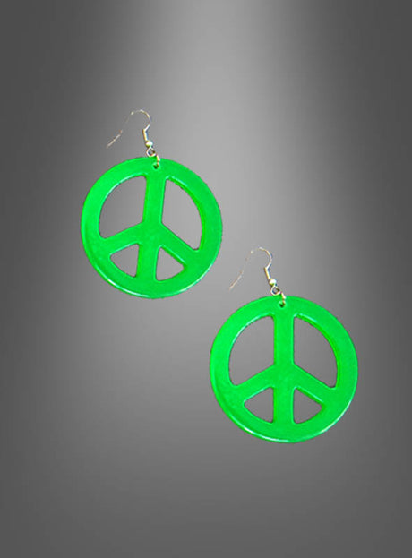 Ein Paar „Hippie Ohrringe Peace“ in Grün mit Haken, perfekt als i-Tüpfelchen für dein Hippie-Kostüm, präsentiert vor einem grauen Hintergrund mit Farbverlauf.