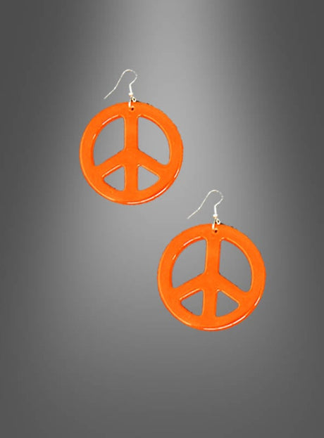Ein Paar Hippie-Ohrringe „Peace“ – orangefarbene Ohrringe mit Peace-Zeichen und Haken – ideal als i-Tüpfelchen für dein Hippie-Kostüm, präsentiert vor einem grau verlaufenden Hintergrund.
