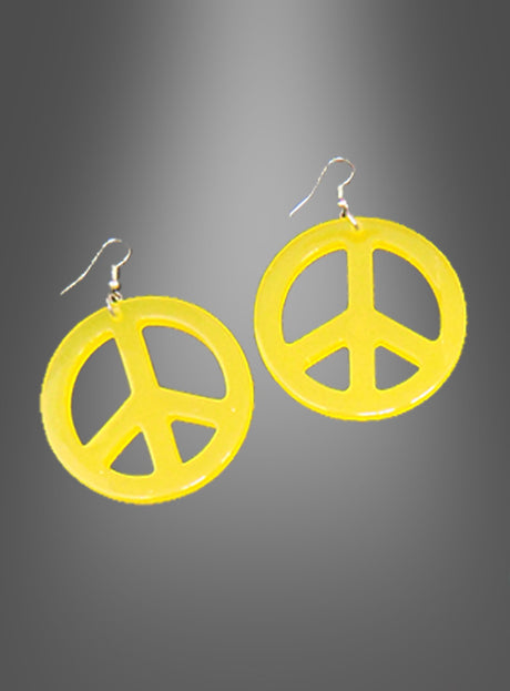 Ein Paar „Hippie-Ohrringe Peace“ in Gelb mit Metallhaken, perfekt zur Vervollständigung Ihres Hippie-Kostüms, präsentiert vor einem grauen Hintergrund mit Farbverlauf.