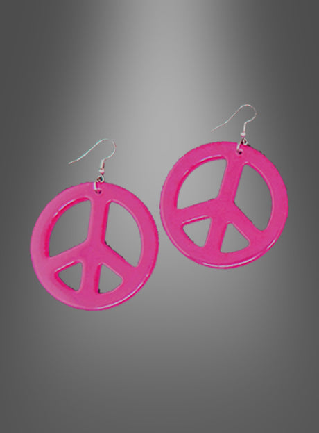 Ein Paar „Hippie Ohrringe Peace“ in Rosa, ideal als i-Tüpfelchen für dein Hippie-Kostüm, abgebildet vor einem grauen Hintergrund mit Farbverlauf.