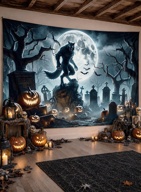 Ein für Halloween dekorierter Raum ist mit Kürbislaternen, Totenköpfen, Kerzen und dem „Werwolf Halloween Stoffbanner 190 x 270 cm, waschbar“ geschmückt – einem auffälligen Stoffbanner, das einen Werwolf auf einem Friedhof bei Vollmond zeigt.