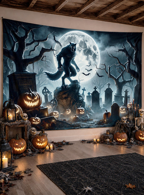 Ein für Halloween dekorierter Raum ist mit Kürbislaternen, Totenköpfen, Kerzen und dem „Werwolf Halloween Stoffbanner 190 x 270 cm, waschbar“ geschmückt – einem auffälligen Stoffbanner, das einen Werwolf auf einem Friedhof bei Vollmond zeigt.