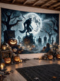 Ein für Halloween dekorierter Raum ist mit Kürbislaternen, Totenköpfen, Kerzen und dem „Werwolf Halloween Stoffbanner 190 x 270 cm, waschbar“ geschmückt – einem auffälligen Stoffbanner, das einen Werwolf auf einem Friedhof bei Vollmond zeigt.