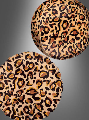 Zwei runde „Leopard Folienballon Orbz“ – ob als Kugel oder Scheibe – mit auffälligem Leopardenmuster heben sich wunderschön von einem grauen Farbverlaufshintergrund ab.