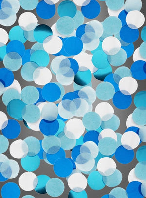 Auf einem grauen Hintergrund überlappen sich verstreute Konfettistückchen in stilvollem Blau und Weiß – damit eignet sich das Tischkonfetti „Blau oder Pink“ (15 g) perfekt für Ihre nächste Mottoparty oder als trendige Tischdekoration.