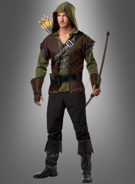 Ein Mann im „König der Diebe Robin Hood-Kostüm“ – bestehend aus einer grünen Kapuze, einem Bogen, einem Pfeilköcher, einer braunen Tunika und schwarzen Stiefeln – steht vor einem schlichten grauen Hintergrund. Dieses auffällige mittelalterliche Herrenkostüm eignet sich perfekt für jeden Karnevalsanlass.