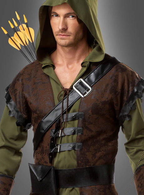 Ein Mann im „König der Diebe“-Robin-Hood-Kostüm – bestehend aus einem grünen Kapuzengewand mit braunen Akzenten, einem schwarzen Brustgurt und einem Pfeilköcher auf dem Rücken – ist das ideale Robin-Hood-Kostüm oder Mittelalter-Herrenkostüm für den Karneval.