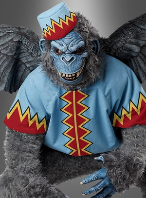 Eine Person steht vor einem grauen Hintergrund und trägt das „Fliegender Affe“-Märchenkostüm Deluxe mit Flügeln, leuchtend blauem Fell, einem rot-gelben Hut und einem passenden blauen Outfit – ein Bild, das die Essenz dieses luxuriösen Märchenkostüms perfekt einfängt.
