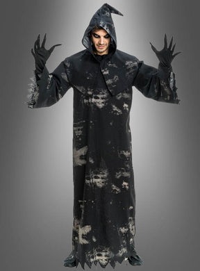 Eine Person, die das „Sensenmann Deluxe Robe“-Halloween-Kostüm trägt – komplett mit schwarzem Kapuzenmantel und Handschuhen –, steht mit erhobenen Händen und bedrohlichem Gesichtsausdruck vor einem grauen Hintergrund und ist damit eine eindringliche Ergänzung für jede Halloween-Kostümsammlung.