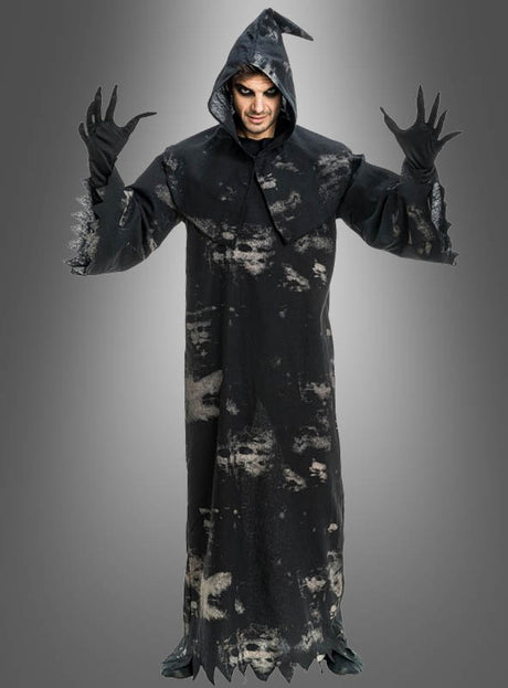 Eine Person, die das „Sensenmann Deluxe Robe“-Halloween-Kostüm trägt – komplett mit schwarzem Kapuzenmantel und Handschuhen –, steht mit erhobenen Händen und bedrohlichem Gesichtsausdruck vor einem grauen Hintergrund und ist damit eine eindringliche Ergänzung für jede Halloween-Kostümsammlung.