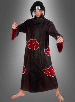 Die Person trägt das Itachi-Kostüm aus Naruto – bestehend aus einem schwarzen Umhang mit roten Wolken, einem Stirnband und einer Perücke – und posiert mit erhobenen Armen vor einem grauen Hintergrund. Ideal für ein Uchiha-Cosplay aus Naruto Shippuden.