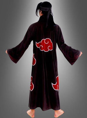 Eine Person in einer schwarzen Robe mit roten Wolkenmustern steht barfuß mit dem Rücken zum Betrachter vor einem grauen Hintergrund mit Farbverlauf und präsentiert so den unverwechselbaren Look des Itachi-Kostüms aus Naruto.