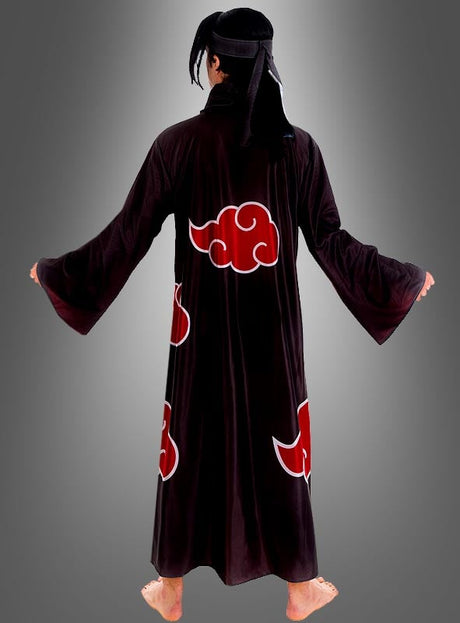 Eine Person in einer schwarzen Robe mit roten Wolkenmustern steht barfuß mit dem Rücken zum Betrachter vor einem grauen Hintergrund mit Farbverlauf und präsentiert so den unverwechselbaren Look des Itachi-Kostüms aus Naruto.