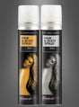 Zwei Dosen „Glitterspray Haar- und Körperspray“ in Gold und Silber, auf denen jeweils eine Frau mit langen Haaren zu sehen ist, die mit dem Rücken zur Kamera vor einem grauen Hintergrund steht. Diese stilvollen Sprühdosen sorgen für einen auffälligen Glitzereffekt und eignen sich perfekt für jeden Anlass.