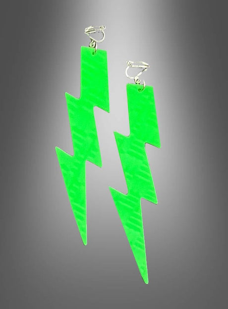 Ein Paar „80er Clip“-Ohrringe „Neon Blitz“, blitzförmige Ohrringe in leuchtendem Grün mit Clip-Verschluss, inspiriert von klassischem 80er-Jahre-Schmuck und vor einem grauen Hintergrund mit Farbverlauf präsentiert.