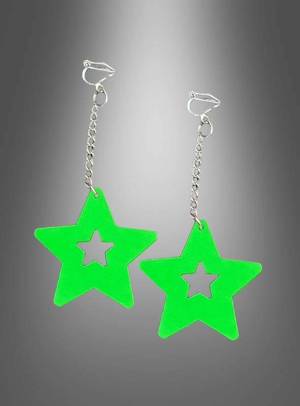 Ein Paar „80er Clip“-Ohrringe mit neongrünen, sternförmigen Anhängern und Kettengliedern, inspiriert von klassischem 80er-Jahre-Schmuck, fotografiert vor einem grau abgestuften Hintergrund.