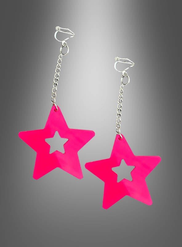 Zwei Ohrhänger aus der Kollektion „80er Clip-Ohrringe Neon Blitz oder Sterne“ mit rosa Acryl-Anhängern in Sternform und silbernen Ketten, präsentiert vor einem grauen Hintergrund mit Farbverlauf.