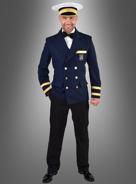 Ein Mann steht lächelnd da und trägt eine marineblaue Kapitän-Kostümjacke für Herren mit goldenen Streifen an den Ärmeln, dazu eine schwarze Hose, schwarze Schuhe und einen weißen Hut vor einem grauen Hintergrund – ein ideales Outfit für maritime Veranstaltungen oder als authentisches Kapitänskostüm.