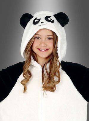 Ein Mädchen, das einen „Panda-Overall für Kinder“ mit Kapuze, Ohren und einem Cartoon-Gesicht trägt, steht vor einem grauen Hintergrund mit Farbverlauf.