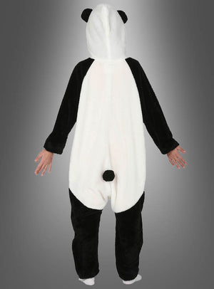 Ein Kind, das den „Panda Overall für Kinder“ trägt, ist von hinten zu sehen, die Arme leicht ausgestreckt vor einem grauen Hintergrund mit Farbverlauf.