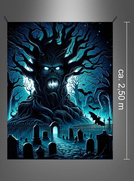 Entwerfen Sie eine düstere Illustration mit dem „Geisterbaum 250 x 190 cm, bedruckter Stoffhintergrund, waschbar“: einen leuchtenden, unheimlichen Baum mit einem Totenkopfgesicht, der nachts auf einem Friedhof steht, umgeben von Grabsteinen und einem Zaun. Diese Halloween-Dekoration misst ca. 250 x 190 cm und besticht durch UV-aktive Effekte, die für eine besonders unheimliche Atmosphäre sorgen.