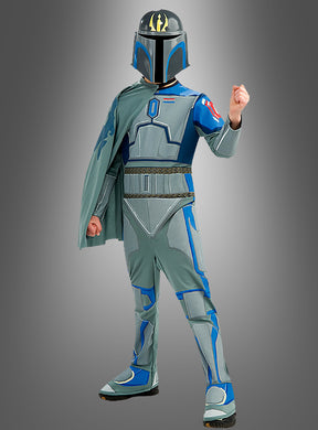 Ein Kind trägt das Pre-Vizsla-Kostüm aus „The Clone Wars“ für Kinder, komplett mit Helm und Umhang, und posiert heldenhaft vor einem schlichten grauen Hintergrund.