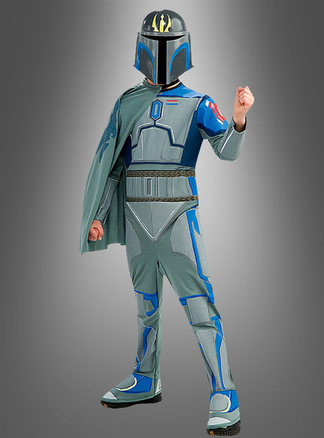 Ein Kind trägt das Pre-Vizsla-Kostüm aus „The Clone Wars“ für Kinder, komplett mit Helm und Umhang, und posiert heldenhaft vor einem schlichten grauen Hintergrund.