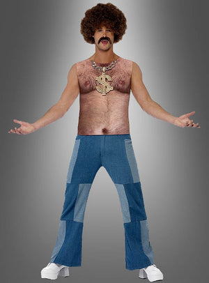 Ein Mann mit lockiger Perücke, großem Schnurrbart, einer goldenen Halskette mit Dollarzeichen, dem T-Shirt „Lustiges 70er Brusthaare“ mit auffälligem Brusthaar-Aufdruck, Patchwork-Jeans und weißen Plateauschuhen steht mit ausgestreckten Armen da, bereit, jede 80er-Jahre-Party zum Kochen zu bringen.