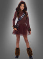 Ein Kind im Chewbacca-Kostüm für Mädchen – Star Wars, mit braunen, pelzigen Details, einem verspielten Tutu-Rock und einem bedruckten Schulterriemen, steht vor einem grauen Hintergrund. Dieses einzigartige Wookiee-Kostüm eignet sich perfekt als Star-Wars-Kinderkostüm für junge Fans.