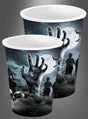 Sechs Pappbecher aus dem Set „6er Friedhof Zombie Hand Pappbecher“ mit einem Halloween-Motiv, das eine aus dem Boden ragende Zombiehand, Totenköpfe, einen Vollmond, Fledermäuse sowie Silhouetten von Grabsteinen und Bäumen zeigt. Diese Becher eignen sich perfekt als Halloween-Becher für Ihre gruseligen Feiern oder als praktische Einweg-Trinkbecher für jeden festlichen Anlass.