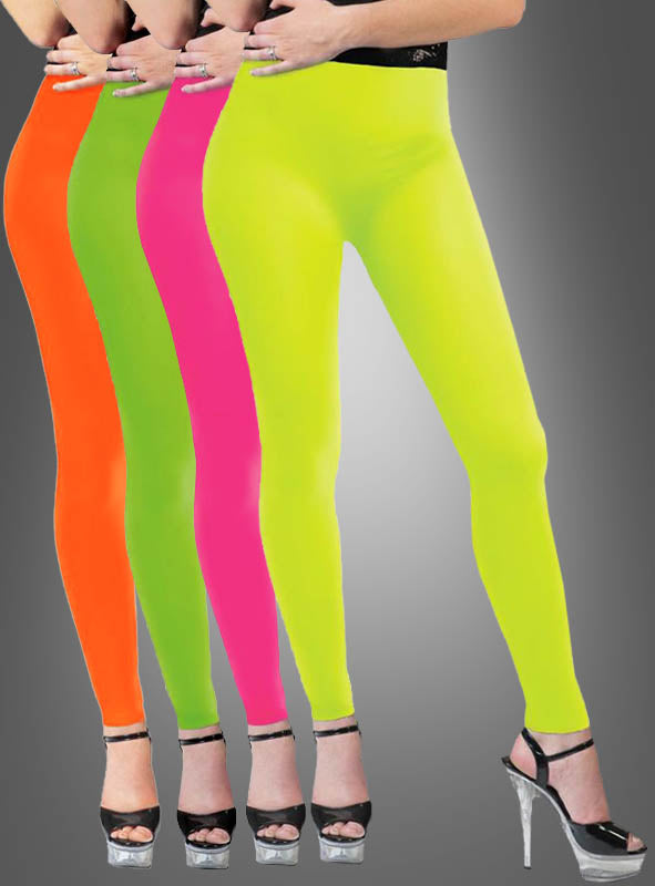 Drei Frauen stehen nebeneinander und tragen leuchtende „Blickdichte Leggings Neon“ im 80er-Jahre-Look in Orange, Grün und Pink, kombiniert mit schwarzen Sandalen mit hohen Absätzen vor einem grauen Hintergrund mit Farbverlauf, wodurch der auffällige Stil der 80er Jahre perfekt zur Geltung kommt.