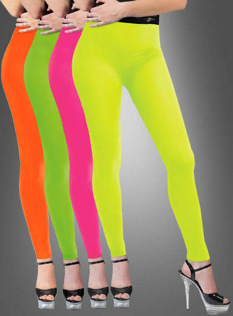 Drei Frauen stehen nebeneinander und tragen leuchtende „Blickdichte Leggings Neon“ im 80er-Jahre-Look in Orange, Grün und Pink, kombiniert mit schwarzen Sandalen mit hohen Absätzen vor einem grauen Hintergrund mit Farbverlauf, wodurch der auffällige Stil der 80er Jahre perfekt zur Geltung kommt.